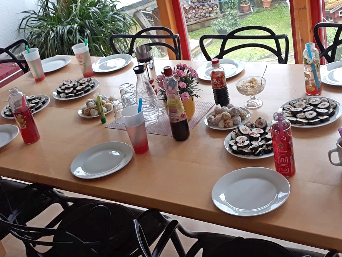 Wir beendeten den letzten Ferientag in der Mädchenwohngruppe mit einem tollen japanischen Essen. So hieß es „Dōzo omeshiagarikudasai“ = Guten Appetit. Sonntagsaktion der Heilpädagogischen Mädchenwohngruppe Coburg Japanisch Kochen Sushi