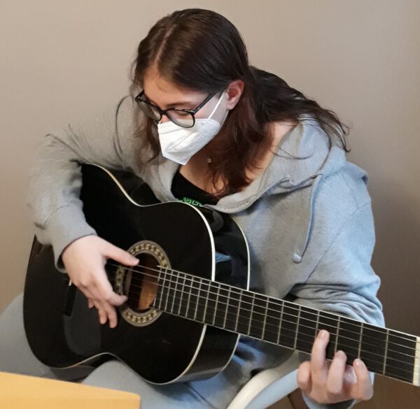 Gitarrenunterricht Dank vsj Nothilfefonds Coburg Mädchenwohngruppe